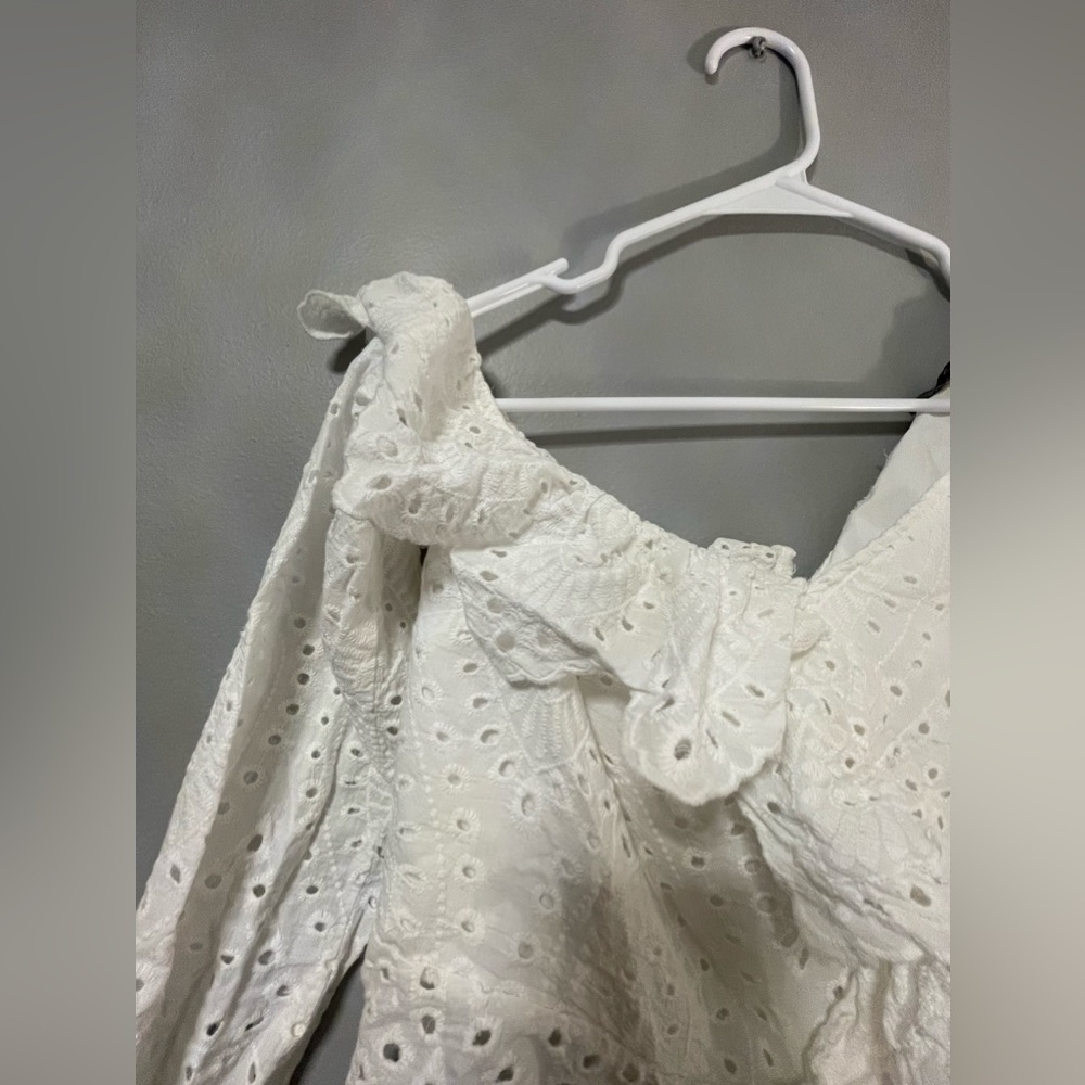 Asymmetrical eyelet top - Picture 2 of 2